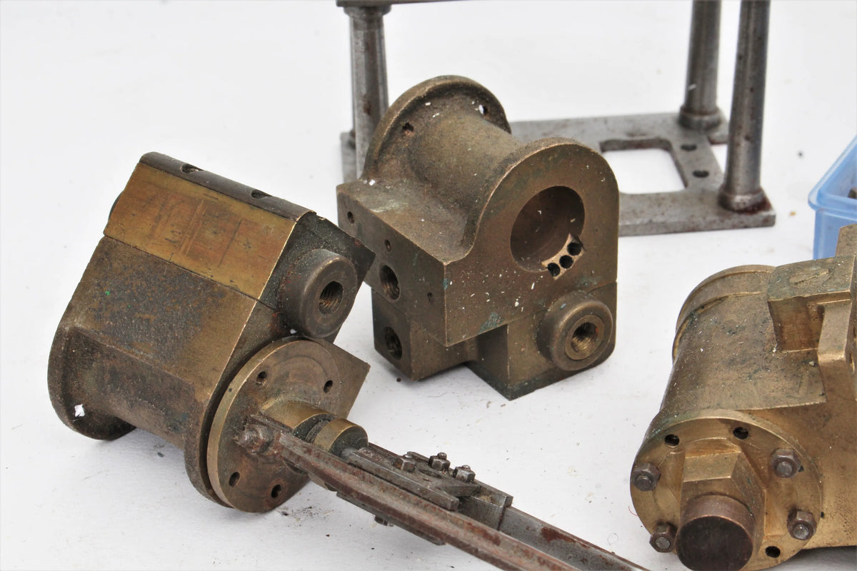 Assorted small cylinders & castings