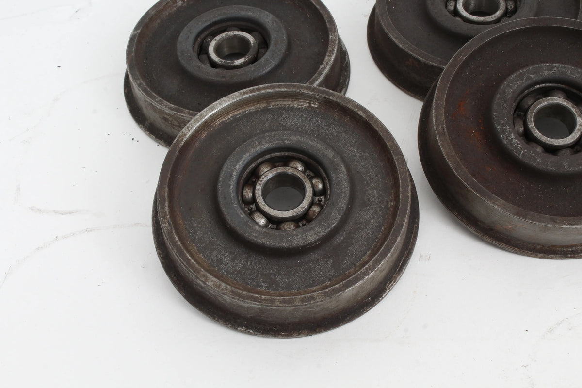 Set eight wheels with roller bearings