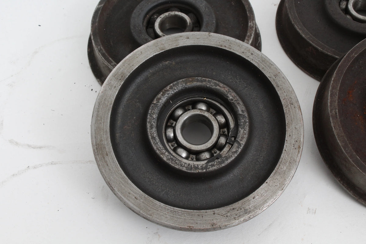Set eight wheels with roller bearings