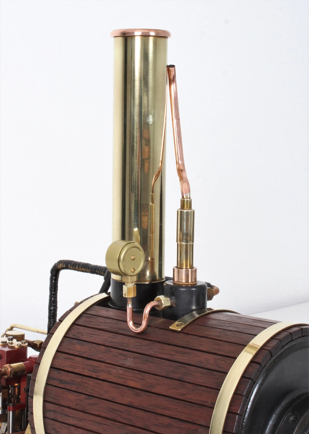 Gas-fired marine steam plant with reversing twin engine