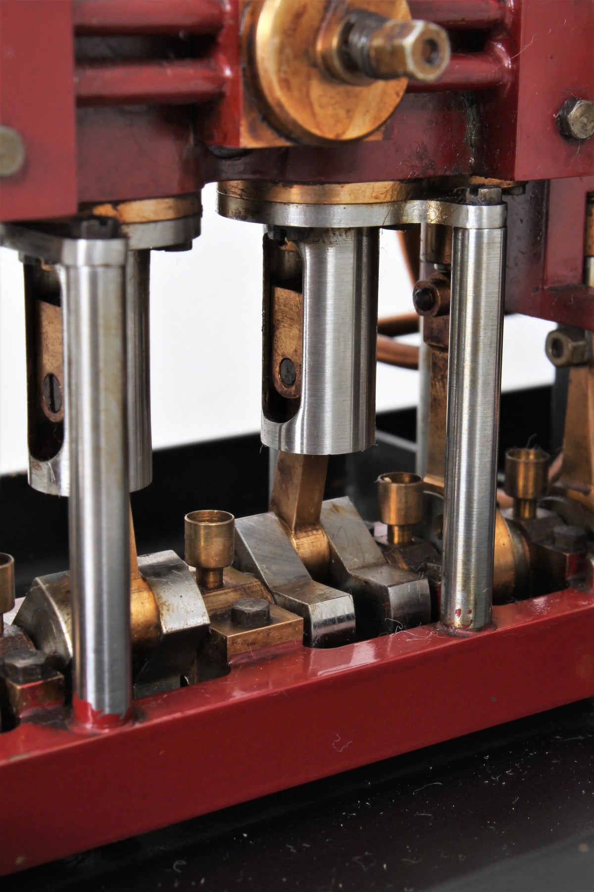 Gas-fired marine steam plant with reversing twin engine