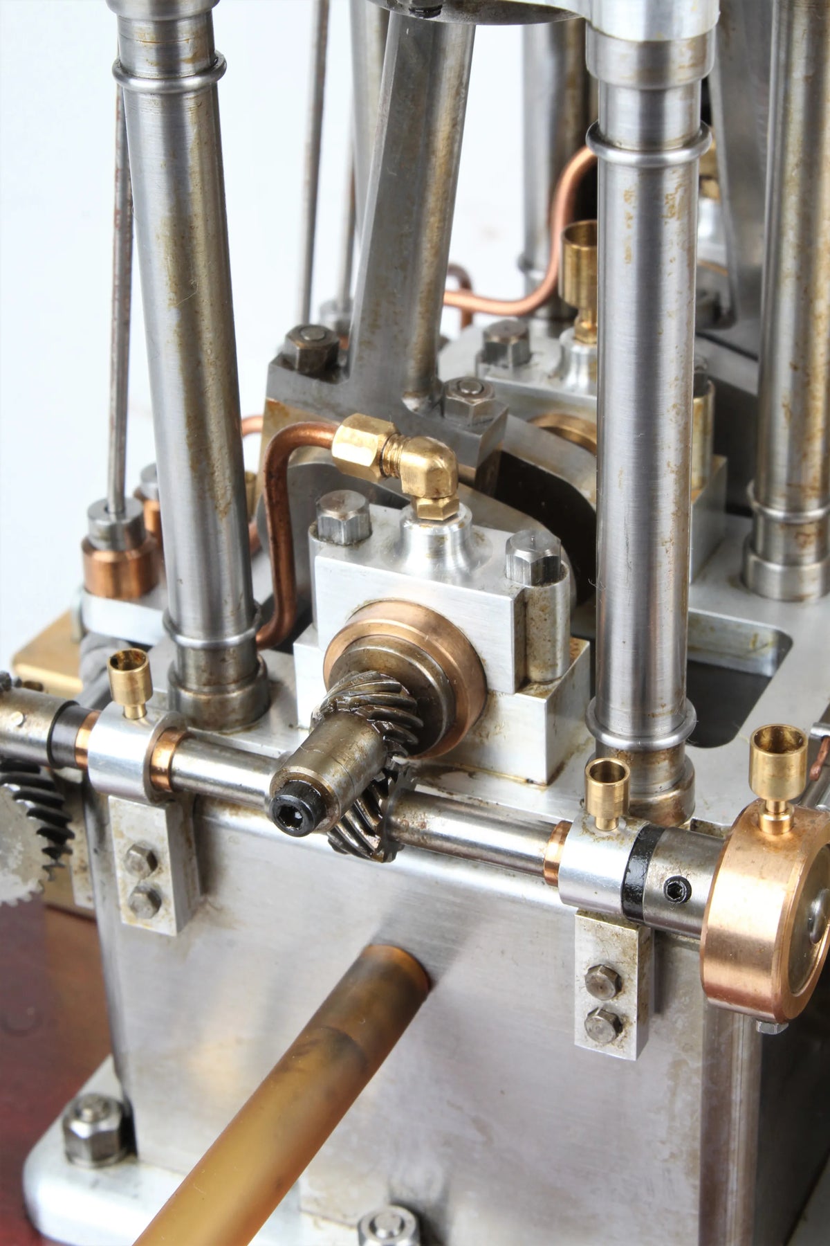 Open crank vertical twin internal combustion engine