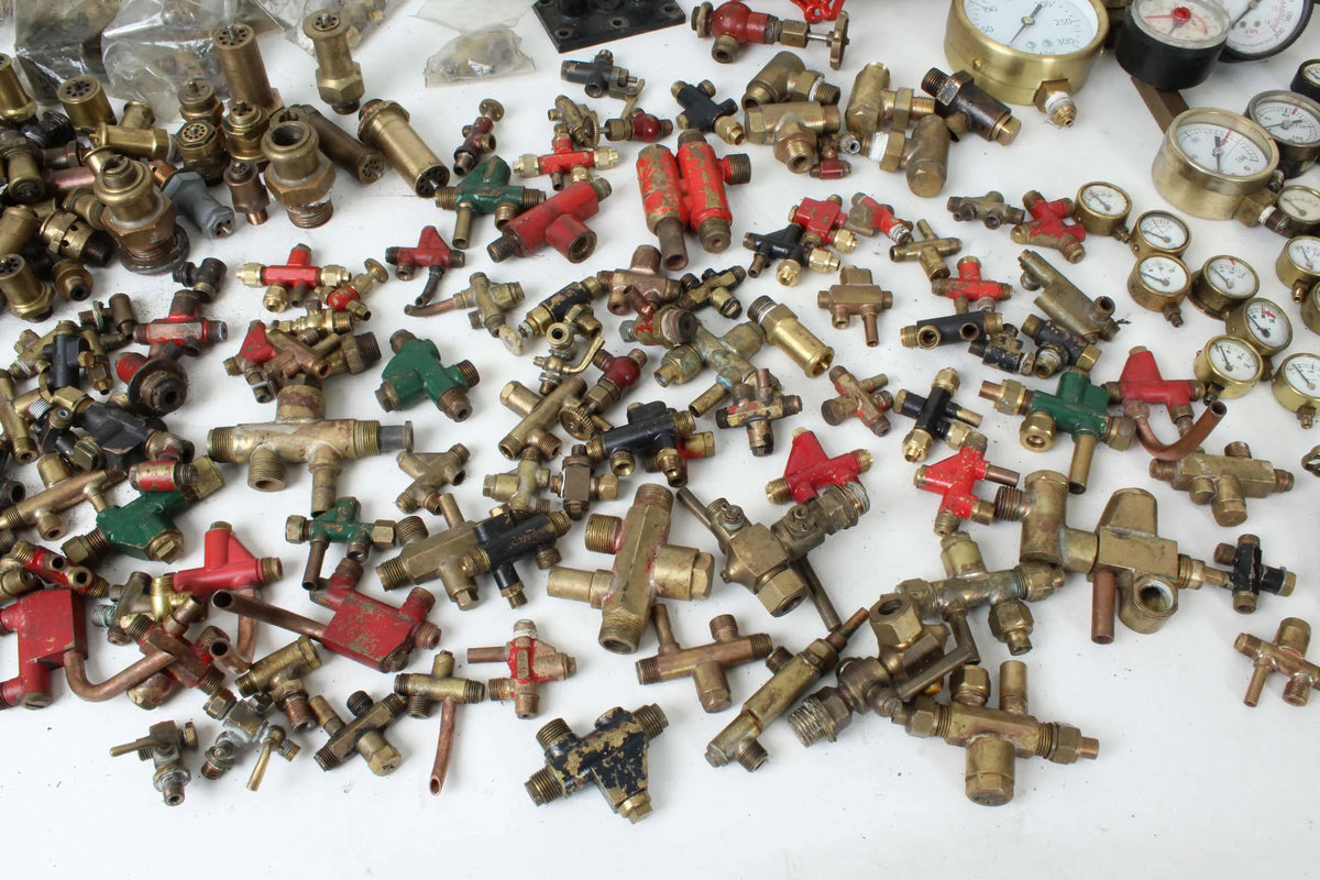 Box of fittings, injectors, gauges, hand pumps
