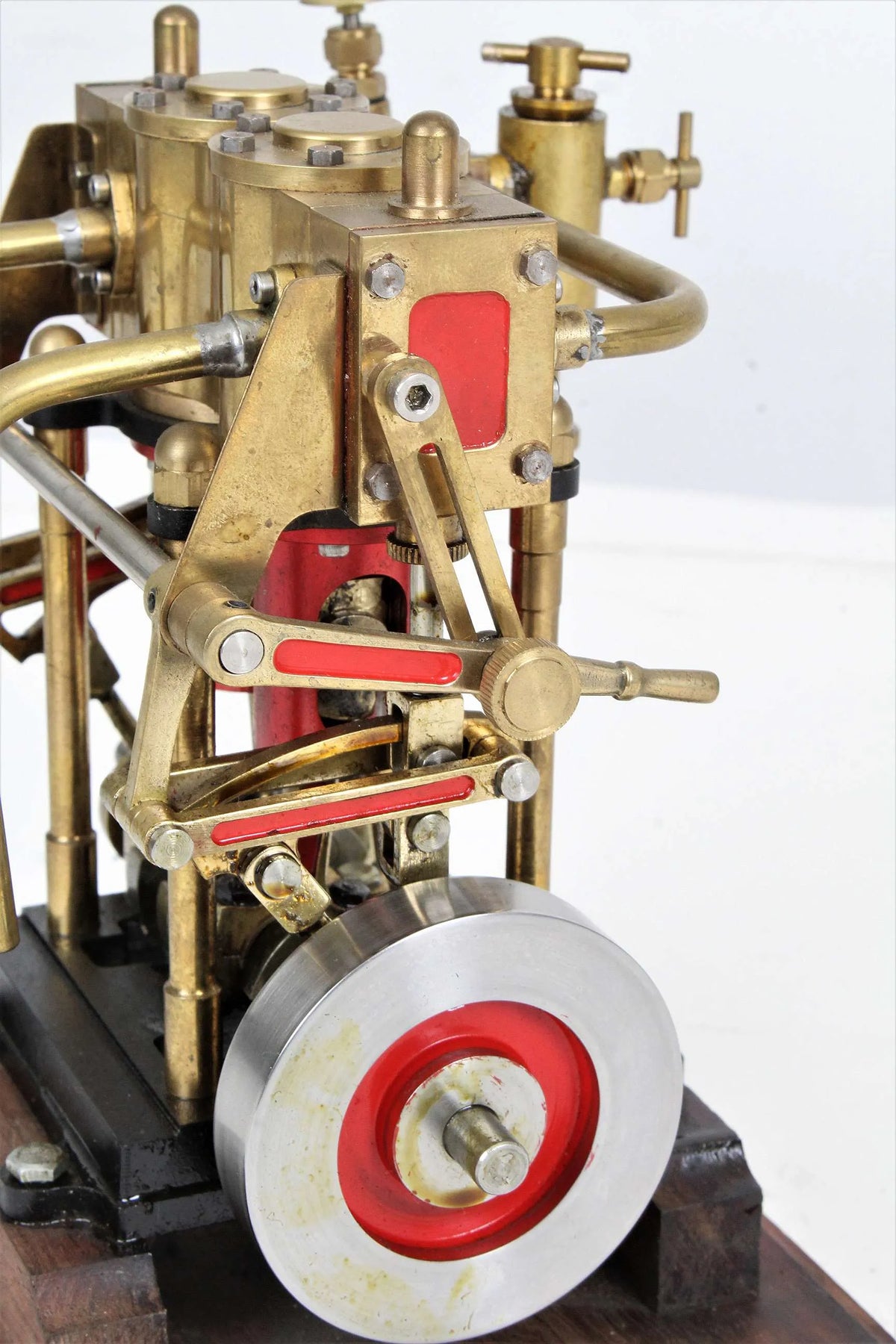 Vertical engine with Stephenson's reversing gear