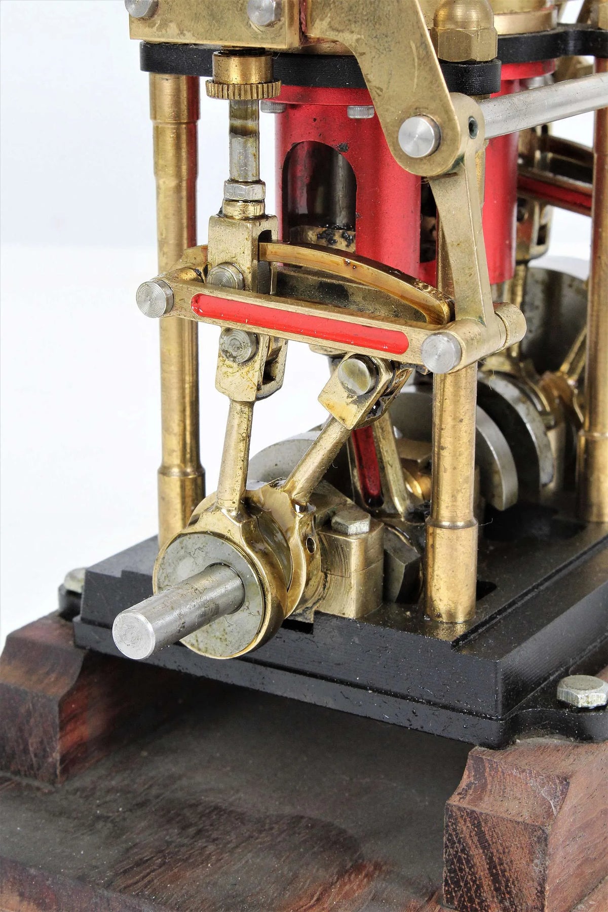 Vertical engine with Stephenson's reversing gear
