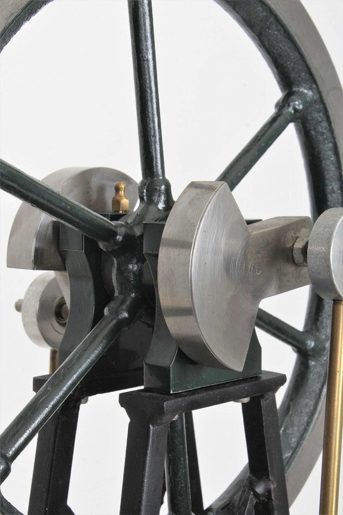 Large vertical hot air engine