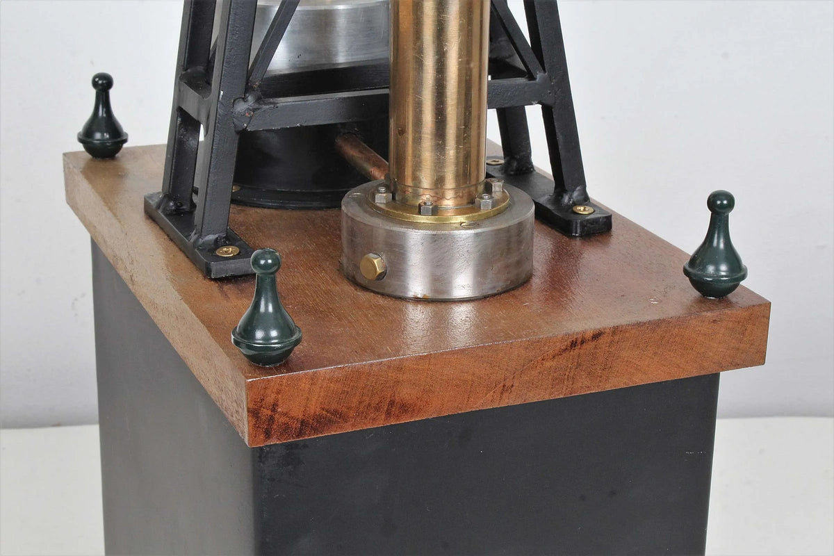 Large vertical hot air engine