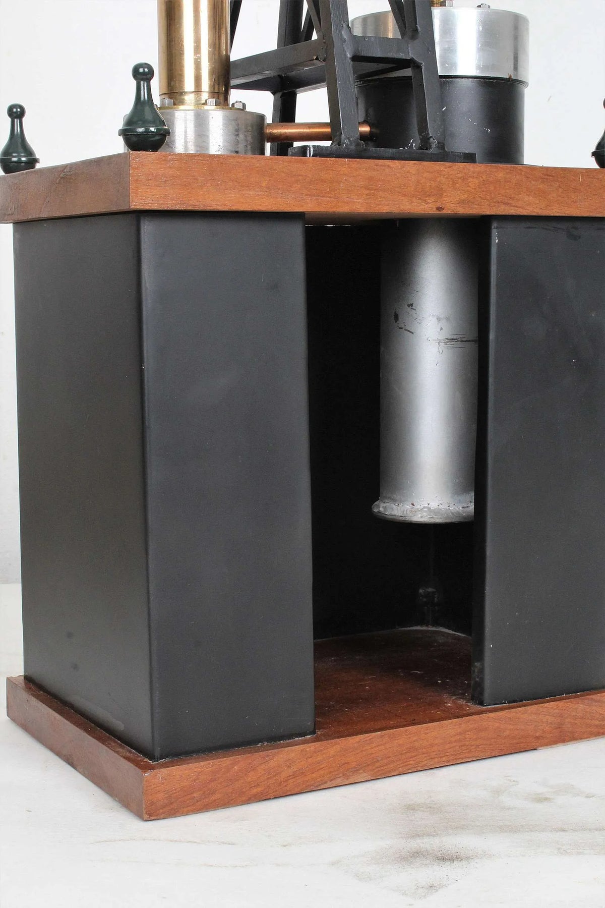 Large vertical hot air engine
