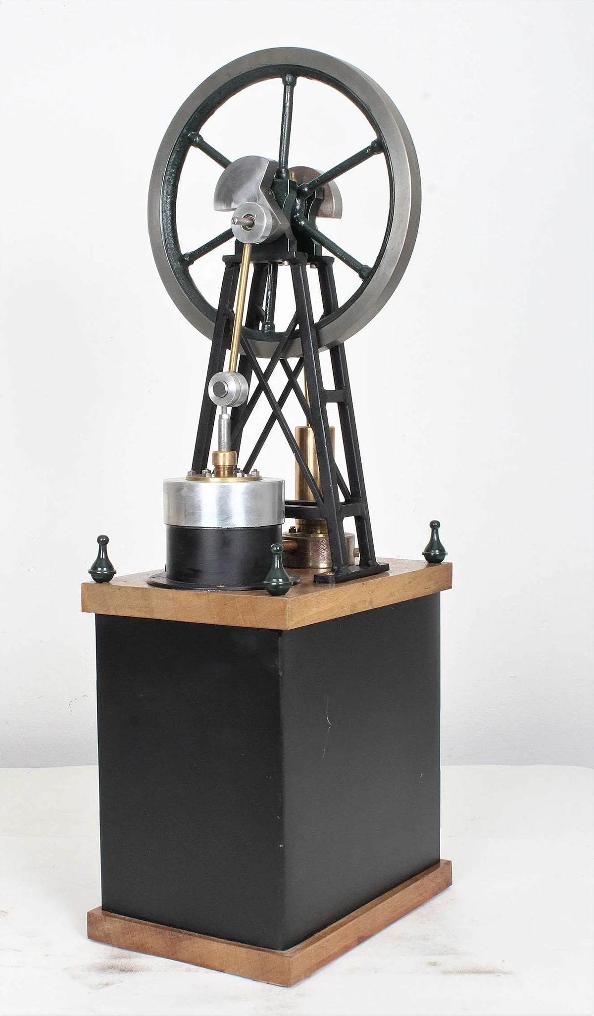 Large vertical hot air engine