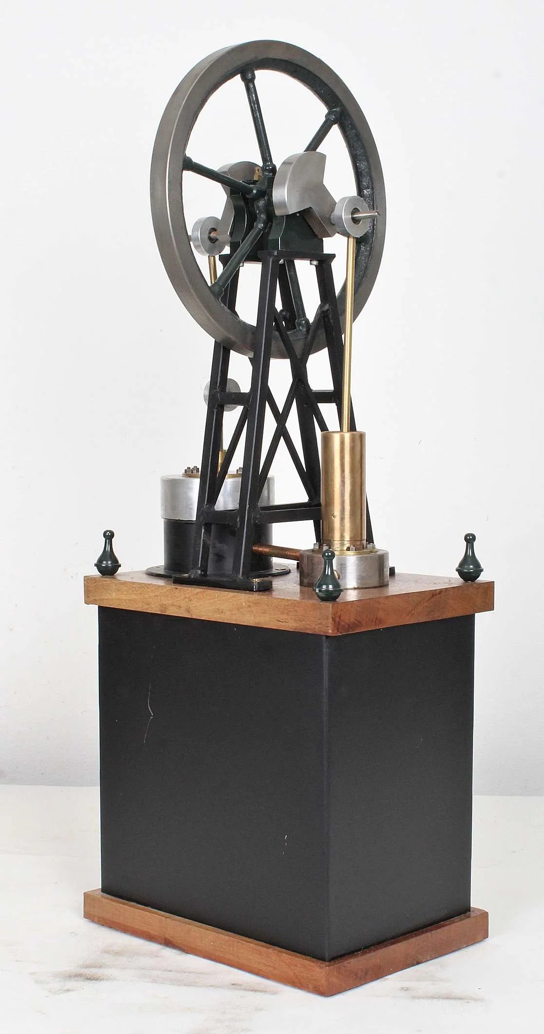 Large vertical hot air engine