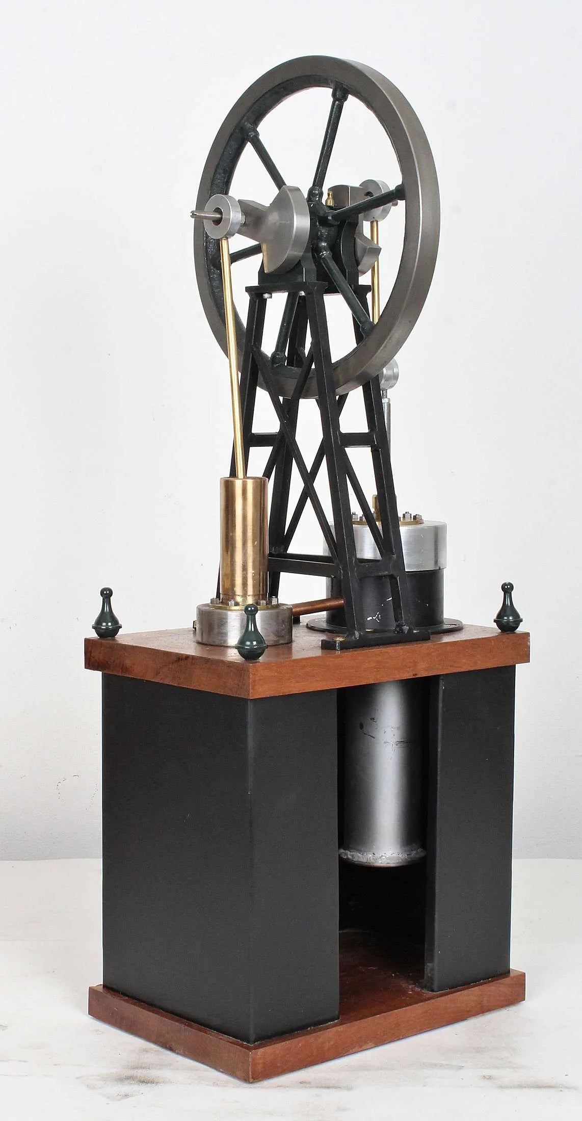 Large vertical hot air engine