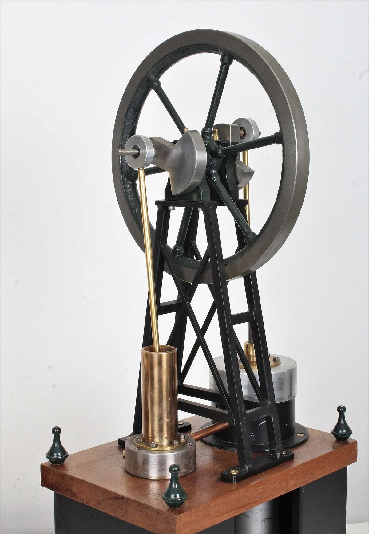 Large vertical hot air engine