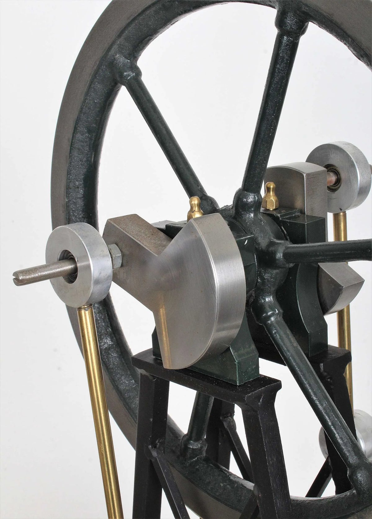 Large vertical hot air engine