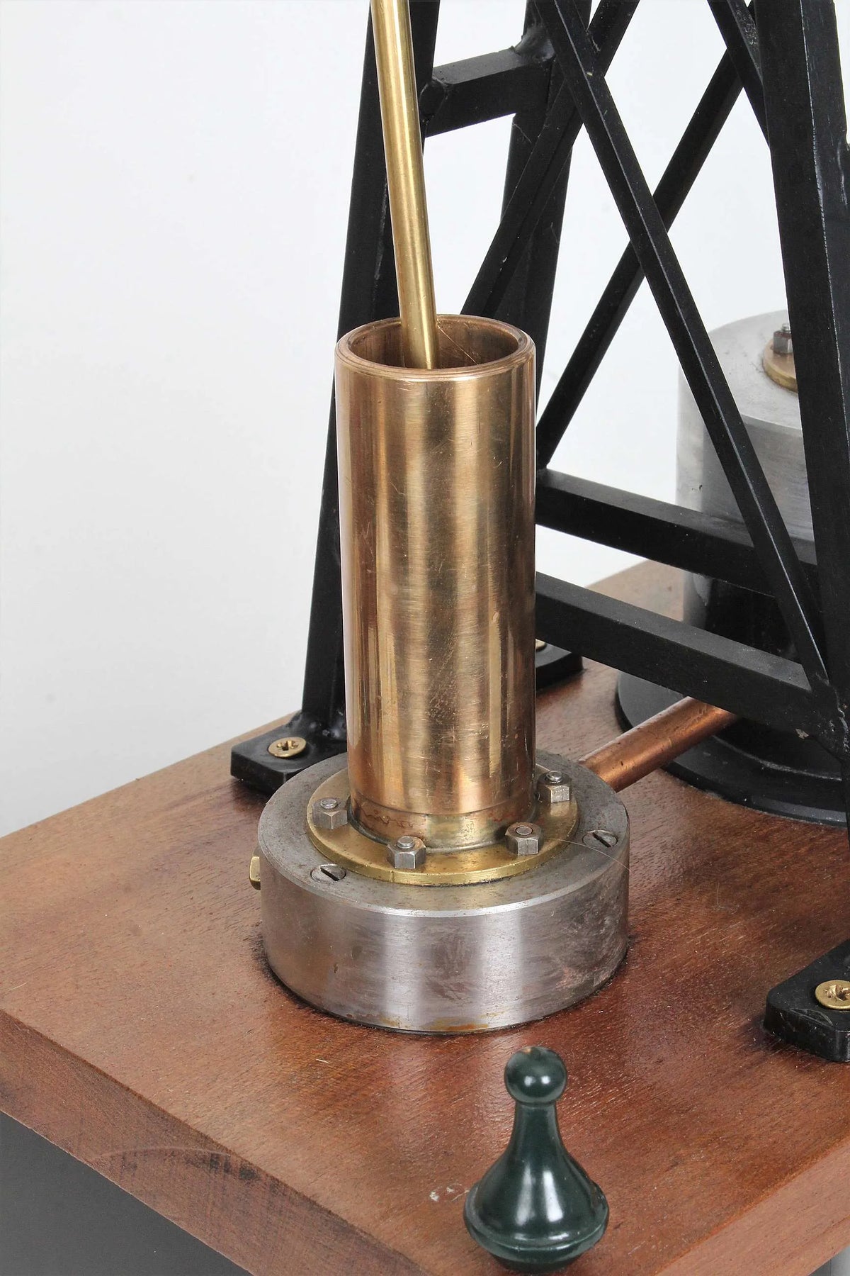 Large vertical hot air engine