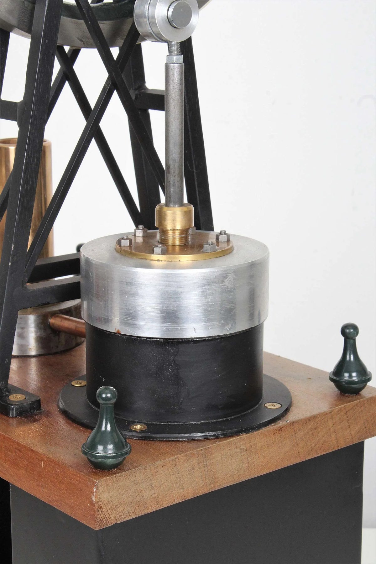 Large vertical hot air engine