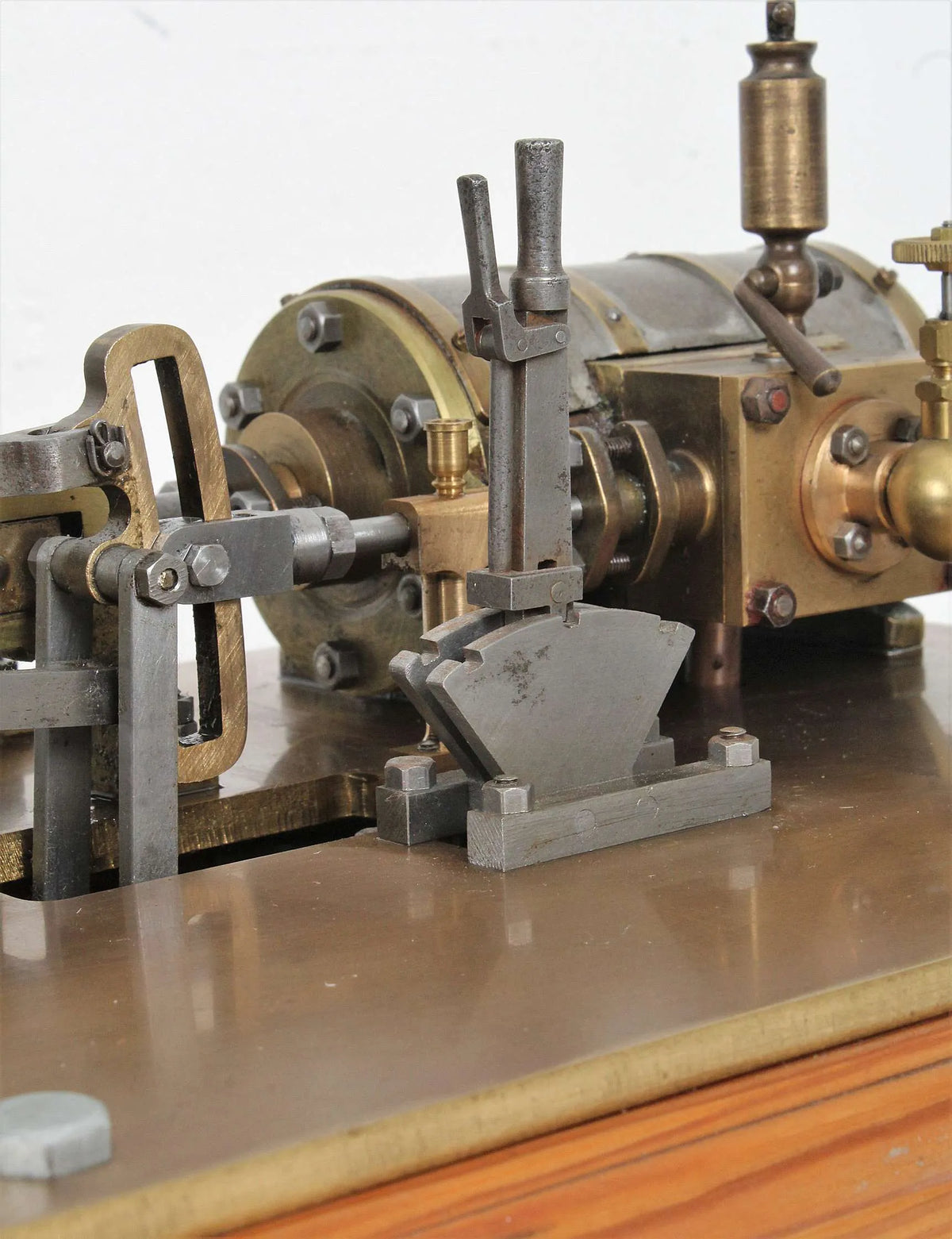 Horizontal mill engine