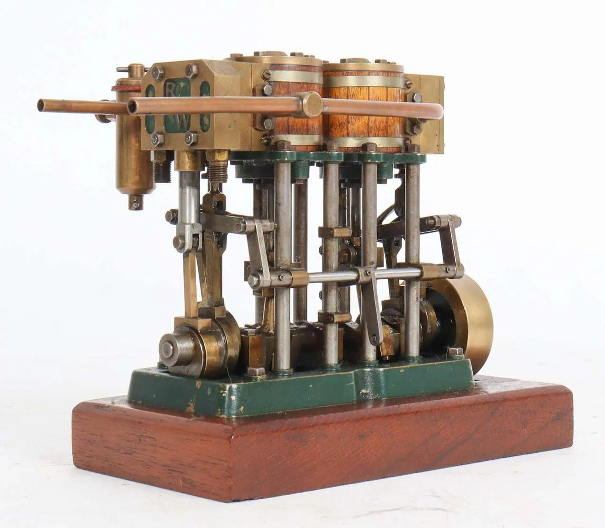 Twin cylinder vertical engine with Stephensons reversing gear