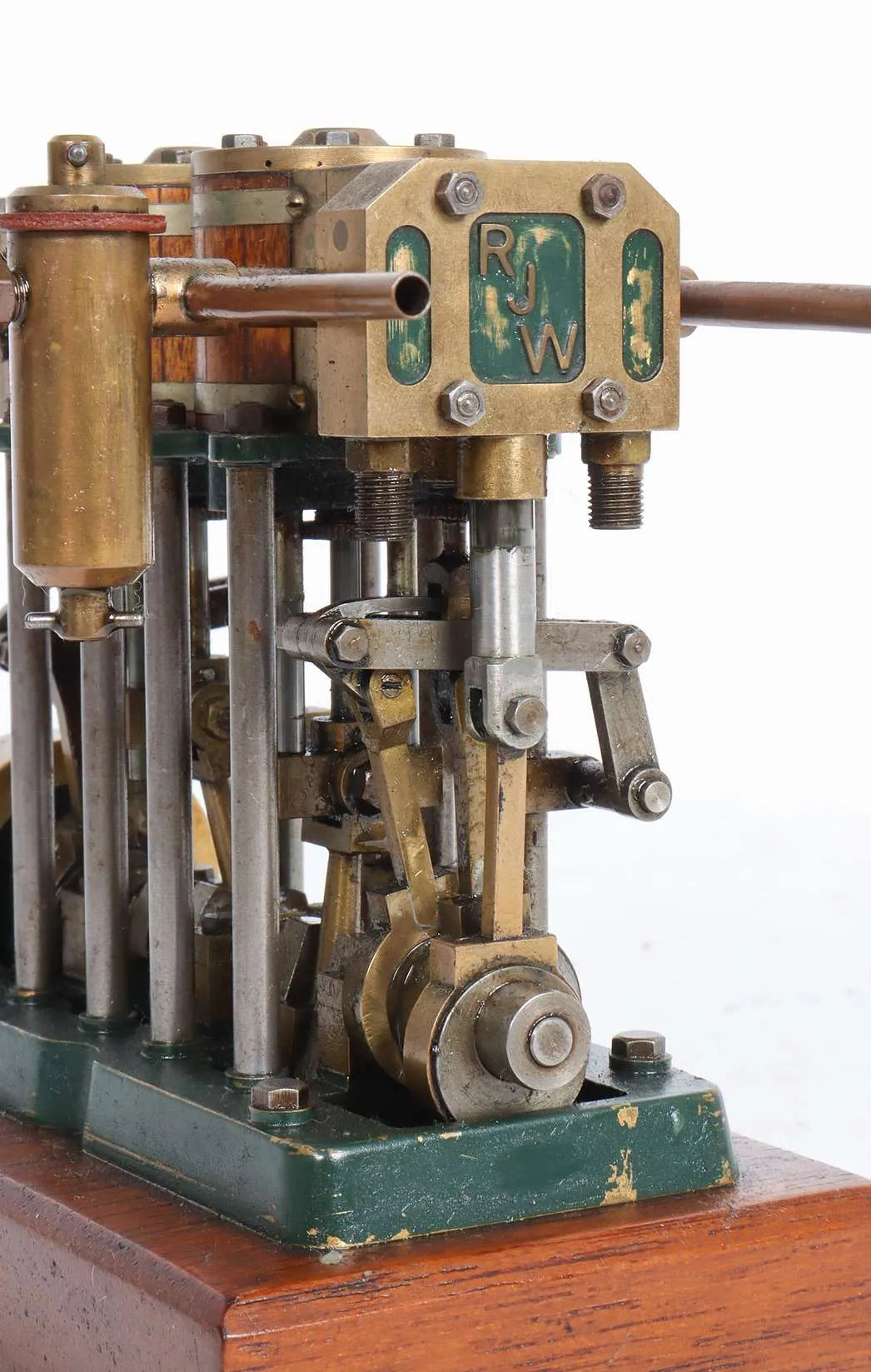 Twin cylinder vertical engine with Stephensons reversing gear