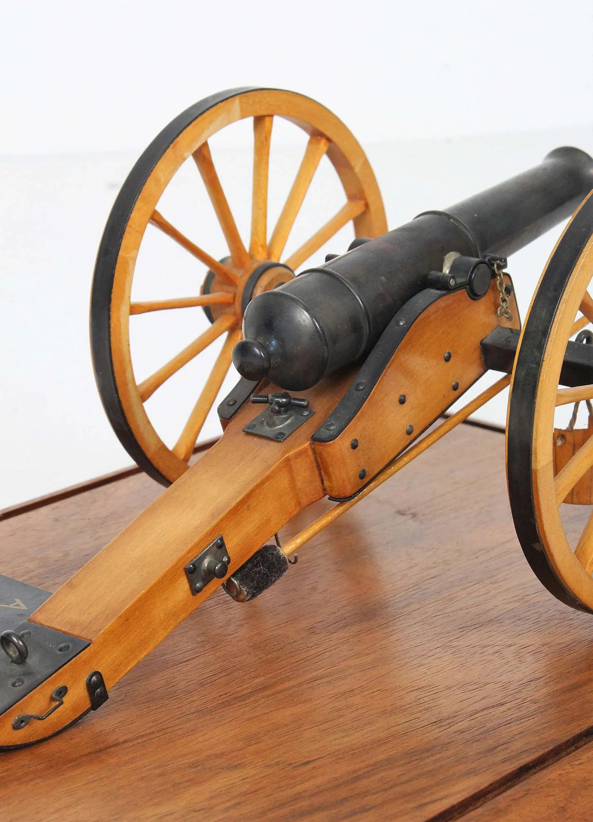 Model early American field gun