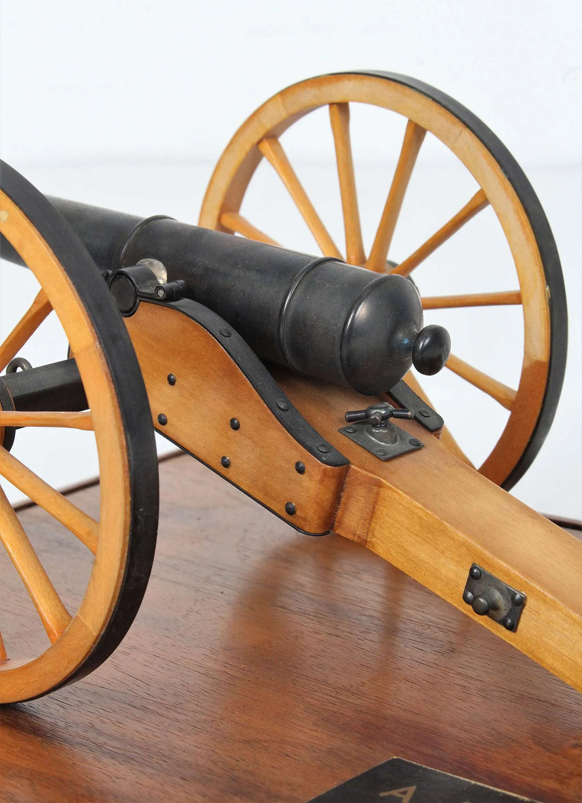 Model early American field gun