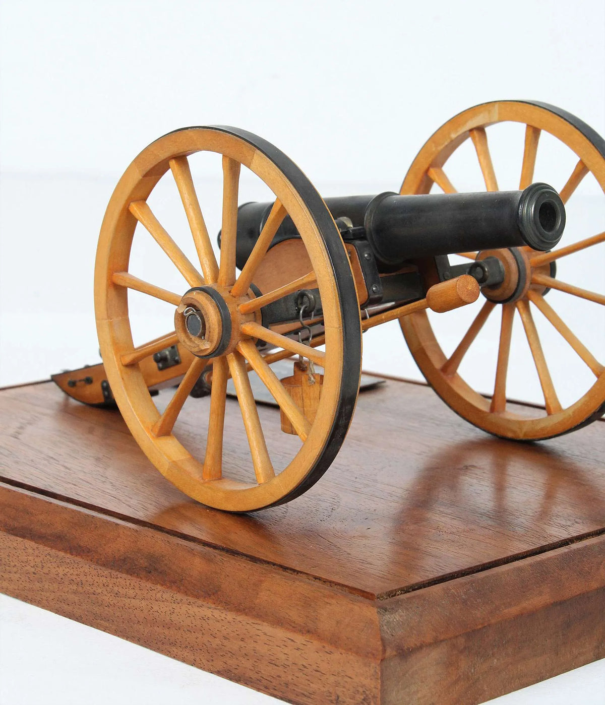 Model early American field gun