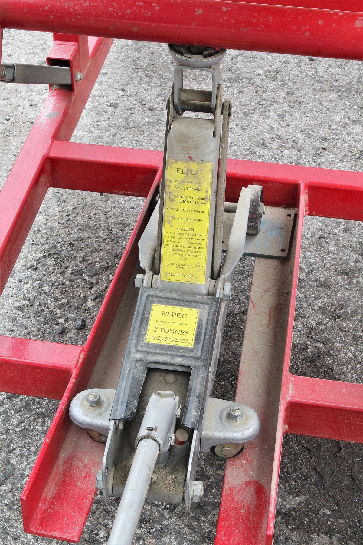 Hydraulic lift table