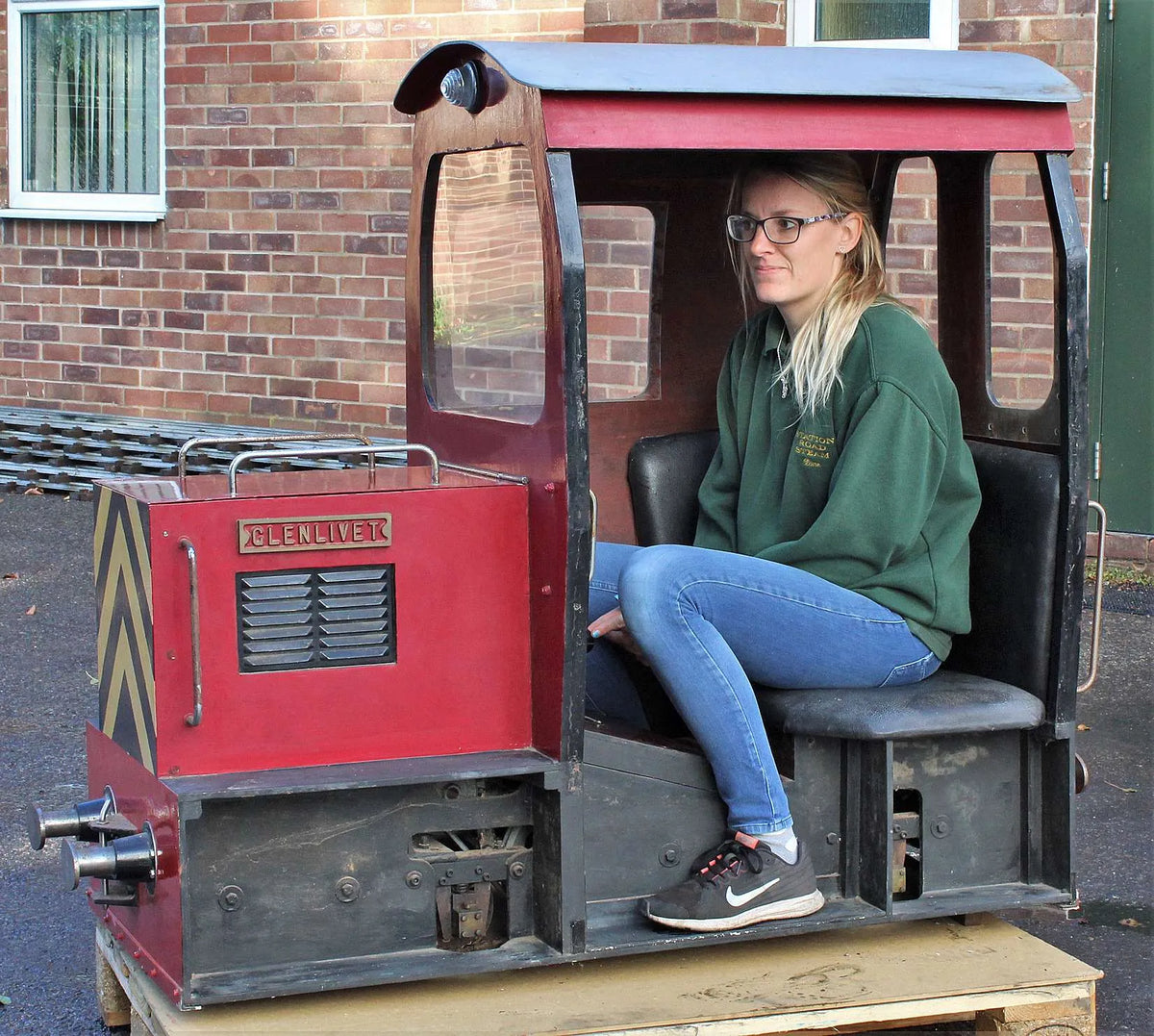 7 1/4 inch narrow gauge sit-in battery-electric shunter